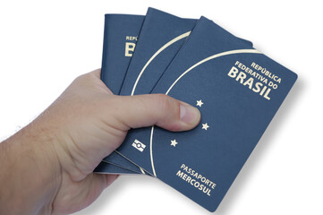Ilustração de passaporte brasileiro na mão de pessoas com fundo de cores.