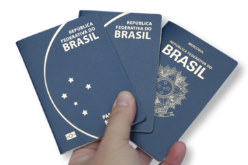 Ilustração de passaporte brasileiro na mão de pessoas com fundo de cores.