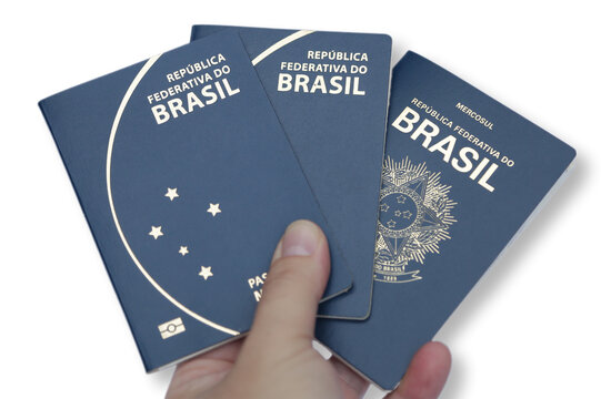 Ilustra&ccedil;&atilde;o de passaporte brasileiro na m&atilde;o de pessoas com fundo de cores.