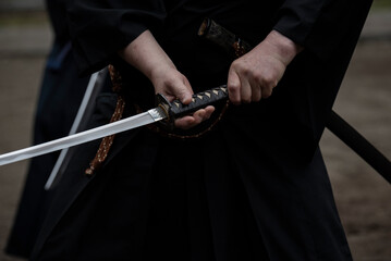 日本刀を構える人物