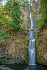 A large waterfall along the Oregon Turnpike (Multnomah falls)