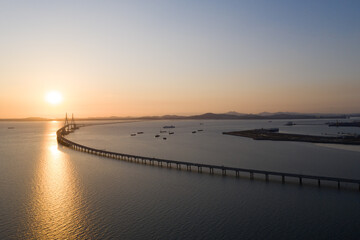 Obraz premium bridge and sunset over the sea 