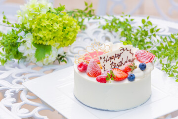 フルーツがたくさん載ったカラフルな美味しいケーキ