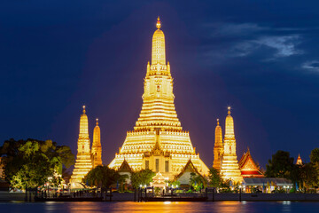 Fototapeta premium Wat Arun and the Chao Phraya River in twilight time.