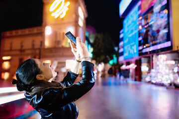 Ragazza che fotografa con il telefonino