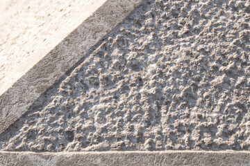 Détail de pierre taillée et martelée