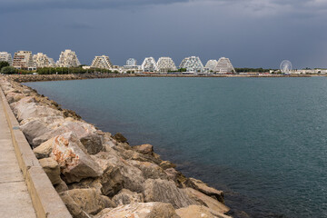 Ciel noir annonçant l'orage au-dessus des pyramides de La Grande-Motte