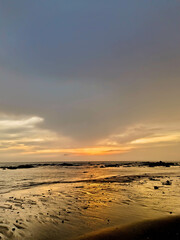 Fototapeta premium vertical sunset on the beach