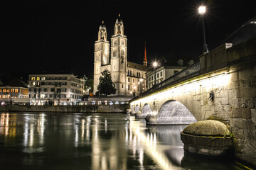 Fototapeta premium The Grossmunster by Limmat River - Night Scene in Zurich Old Town