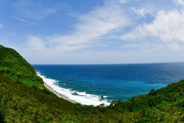 青空の広がる美しい甑島の青い海