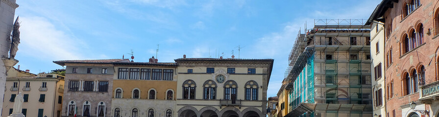 Obraz premium Lucca in der Toskana Italien mit Uhr in Häuserfassade