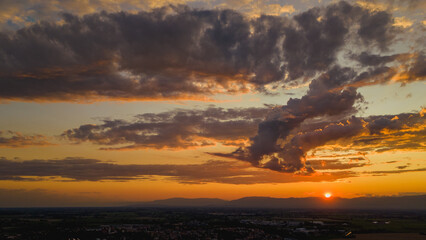 Obraz premium Spectacular sunset in an Italian town with Livenza river, Motta di Livenza Veneto