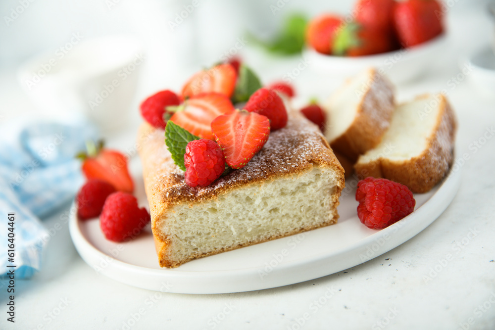 Sticker Angel cake with fresh strawberry