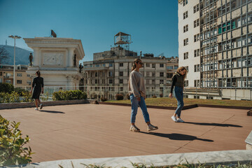 Obraz premium Girls hanging out on a sunny day