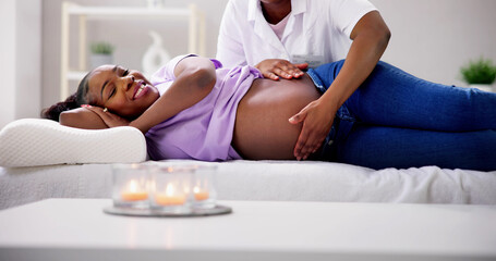 Obraz na płótnie Canvas Pregnancy Massage And Physiotherapy