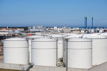 Konzept Gas, Energie und Treibstoff: Blick auf einen großen Teil des Industriehafens in der...