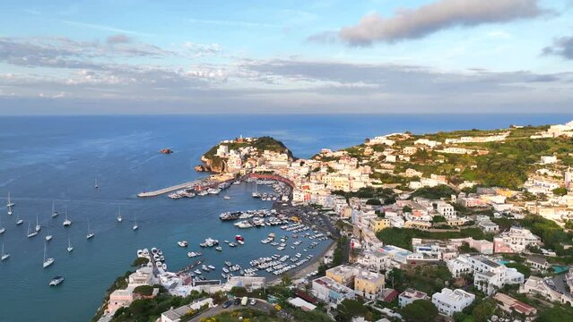 isola di Ponza, Lazio, Italia, Meditterraneo.
Vista Aerea con drone dell'isola pi&ugrave; bella d'Italia.