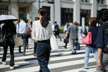 丸の内で働く女性の朝、出勤する後ろ姿