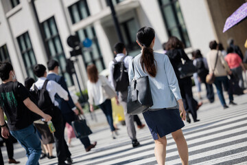 丸の内で働く女性の朝、出勤する後ろ姿