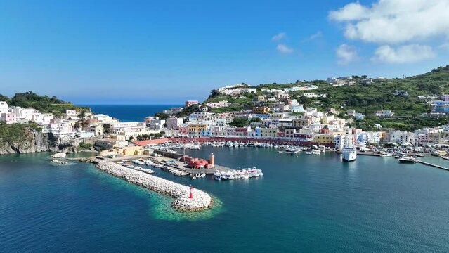 isola di Ponza, Lazio, Italia, Meditterraneo.
Vista Aerea con drone dell'isola pi&ugrave; bella d'Italia.