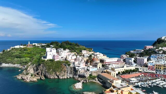 isola di Ponza, Lazio, Italia, Meditterraneo.
Vista Aerea con drone dell'isola pi&ugrave; bella d'Italia.