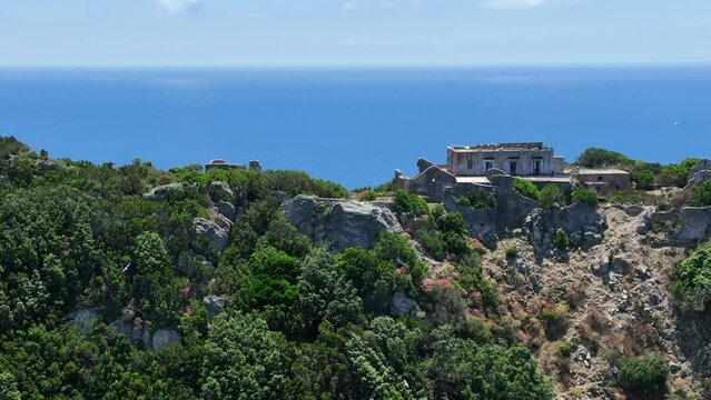 I resti della villa abbandonata sull'iIsola di Zannone, Italia, Meditterraneo.
Vista Aerea dell'arcipelago delle isole Ponziane. 