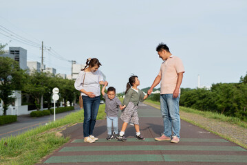 妊婦と夫と子供たちのポートレート