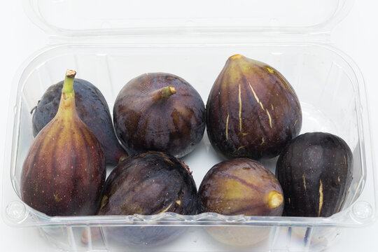 Tarrina de pl&aacute;stico de brevas para su comercializaci&oacute;n 