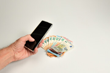 teléfono móvil fotografiando dinero en efectivo © JOSE ANTONIO