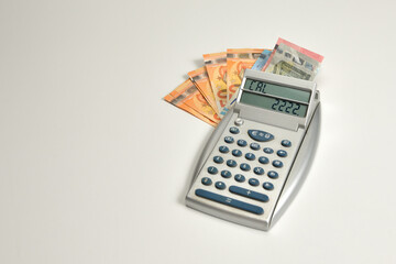 calculadora y billetes de euros sobre la mesa blanca haciendo cálculos de los negocios 