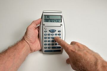 calculadora en las manos de un hombre