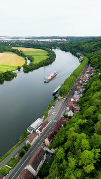 Bateau port conteneur sur le fleuve La Seine en r&eacute;gion parisienne proche de Paris