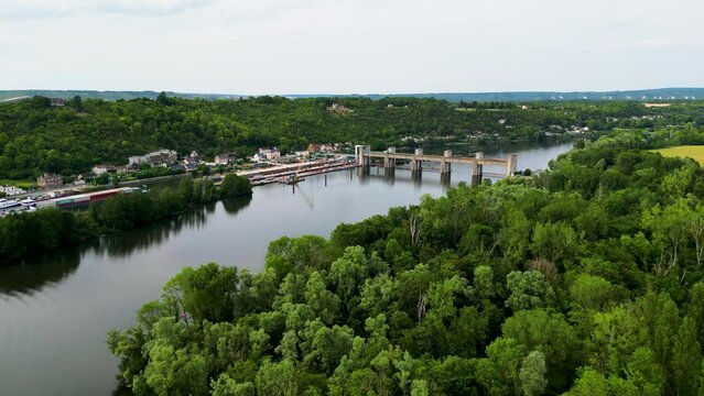 Barrage hydraulique avec &eacute;cluse sur le fleuve la Seine en r&eacute;gion parisienne