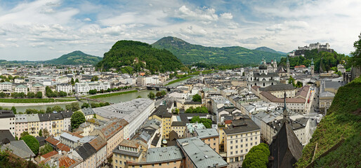 Fototapeta na wymiar Panoramaansicht der Stadt Salzburg in Österreich