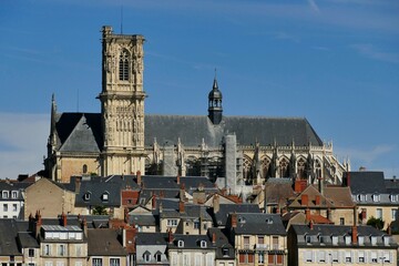 La cathédrale Saint-Cyr-et-Sainte-Julitte dominant les maisons de la ville de Nevers 