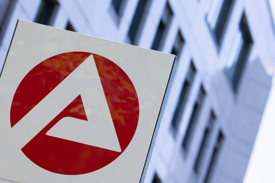 Schild mit Logo der Agentur f&uuml;r Arbeit vor einer Fassade, Arbeitsamt