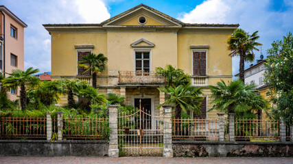 Fototapeta na wymiar Impressionen und Bauwerke vom Gardasee - Alte Villa