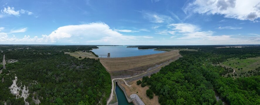 Belton Lake is a U.S. Army Corps of Engineers reservoir on the Leon River in the Brazos River basin, 5 miles (8 km) northwest of Belton, Texas.