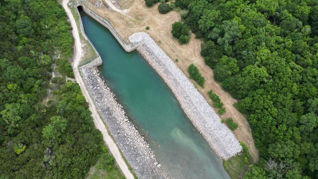 Belton Lake is a U.S. Army Corps of Engineers reservoir on the Leon River in the Brazos River basin, 5 miles (8 km) northwest of Belton, Texas.