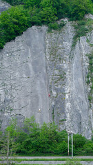 Deux grimpeurs escaladant un rocher à Dinant en Belgique