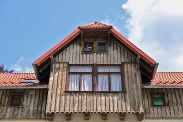 mit Holz verkleidete Dachgaube im polnischen Riesengebirge