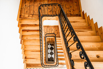 Escaleras de madera con barandilla de forja