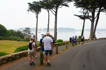 Groupe de randonneurs &agrave; Port-Blanc en Bretagne