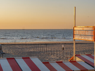 Obraz premium Sonnenuntergang in De Haan an der belgischen Nordsee
