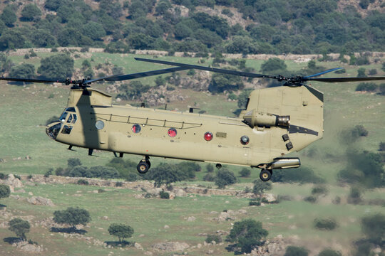 Helicóptero de transporte militar con dos rotores