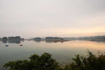 Magnifique paysage de mer sous la brume à Port-Blanc Penvénan - Bretagne