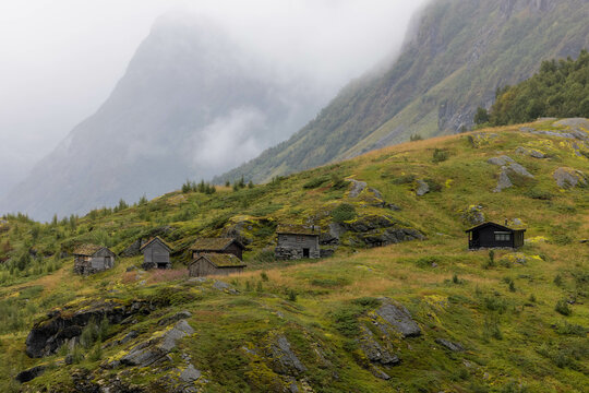 Norwegen - Hütten am Berg mit Nebel