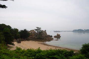 Magnifique paysage de mer sous la brume à Port-Blanc Penvénan - Bretagne