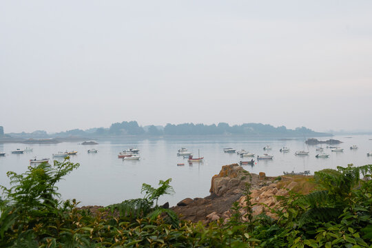 Magnifique paysage de mer sous la brume à Port-Blanc Penvénan - Bretagne