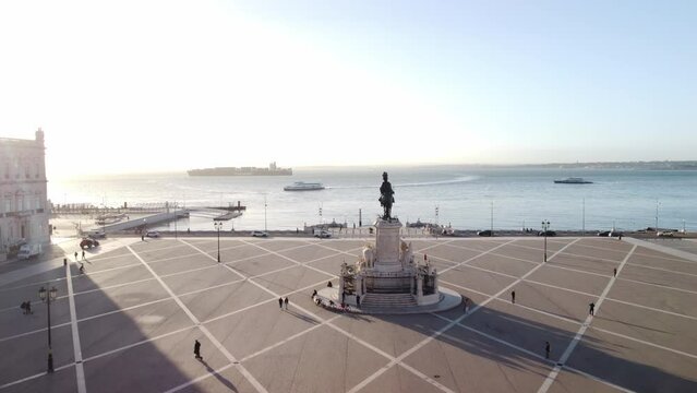 video de dron con atardecer cerca al puerto de barcos en lisboa calidad 4k 
